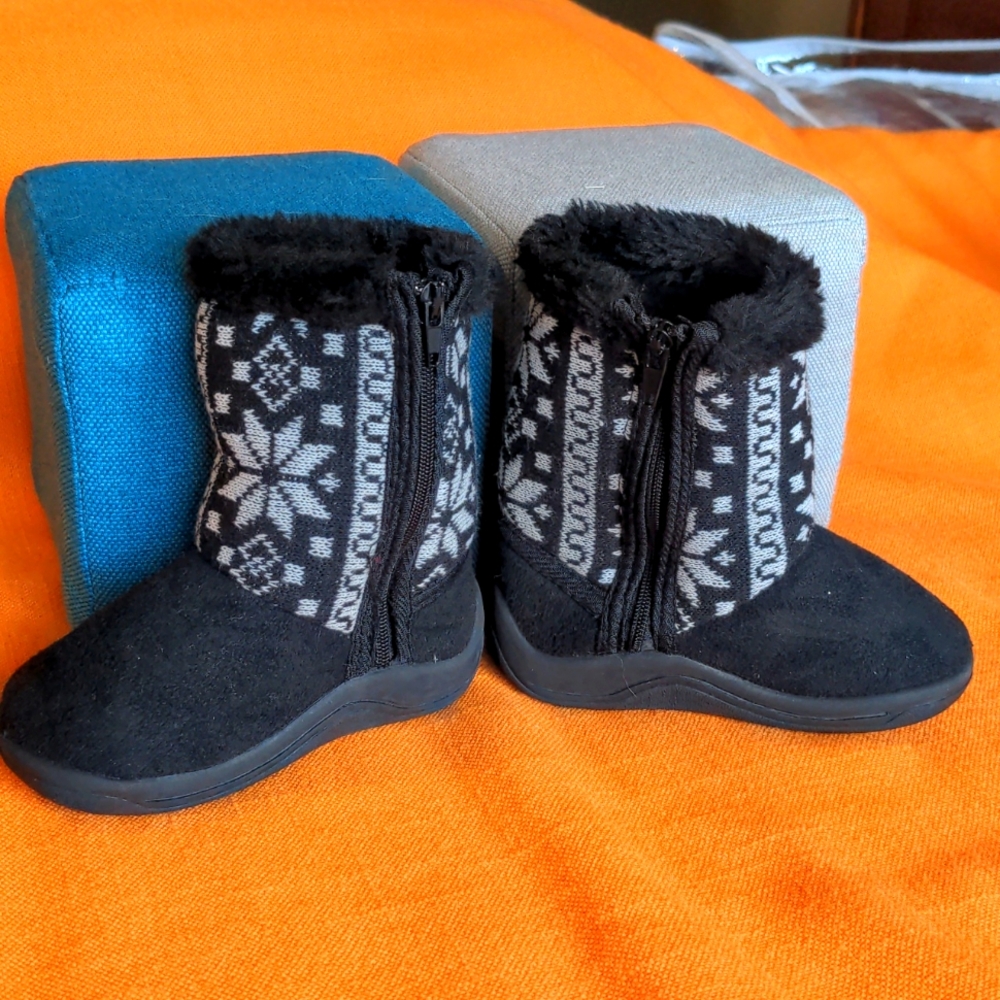 Box#2 😍 5 For $25 😍 Black & White Nordic Print Boots 🥾